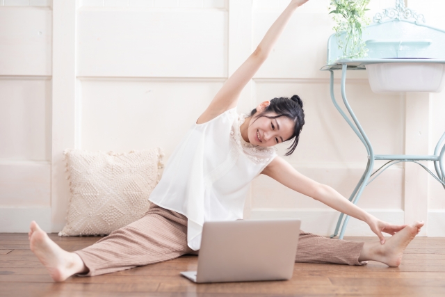 動画を見る女性