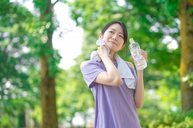 汗を流す女性