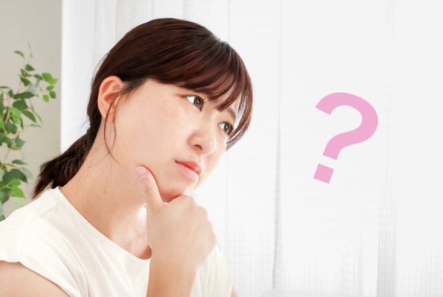 考える女性
